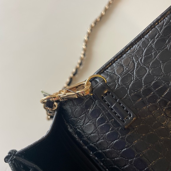 NWT BADGLEY MISCHKA Croco Crossbody with Logo Plate in Black - Picture 9 of 9